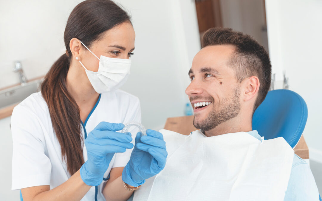 Beratungssituation für eine Invisalign-Schiene in einer Zahnarztpraxis.