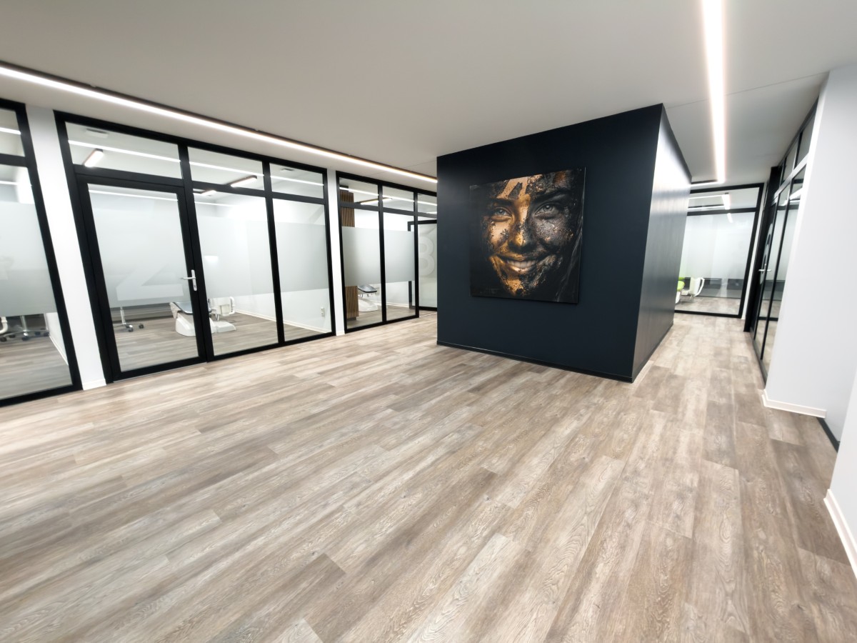 Flur mit Bild Keep Smiling Flur mit Bild Keep Smiling